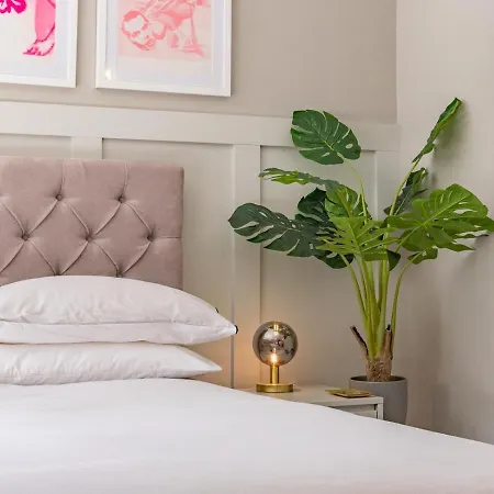 Pass The Keys Premium Apartment Dog Friendly Private Parking *