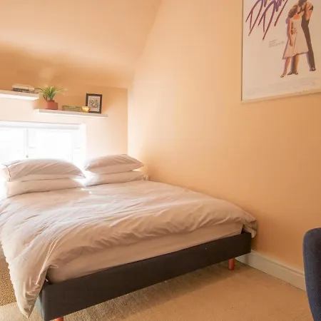 Pass The Keys Premium Apartment Dog Friendly Private Parking *